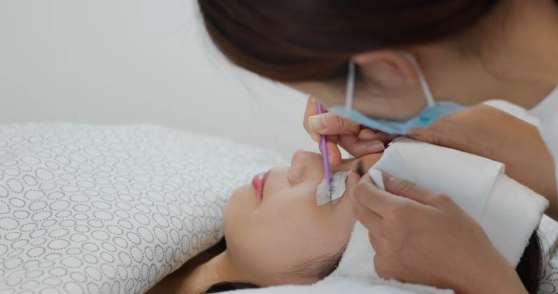 Как проводится процедура ламинирования ресниц и бровей средствами Lash Botox