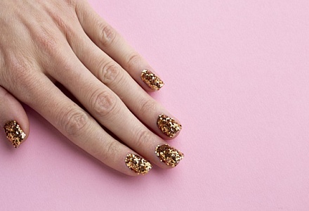 Маникюр с блестками: стильные решения
