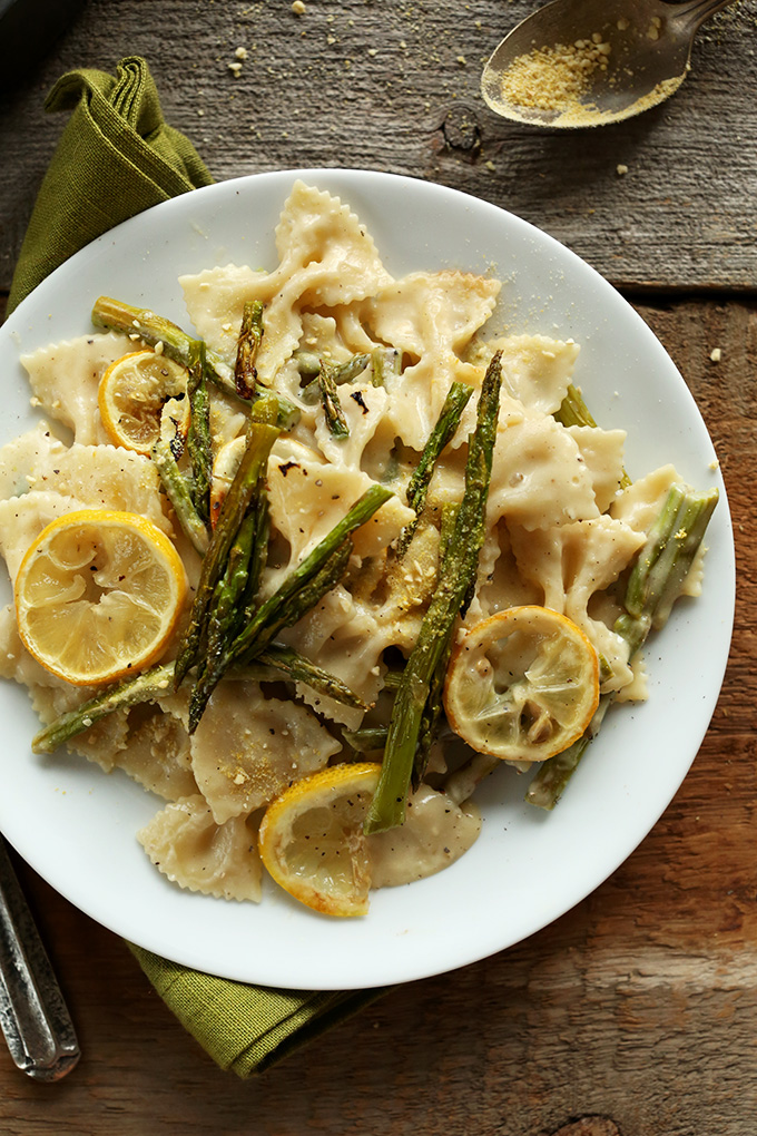 30-minute Creamy Vegan Lemon Asparagus Pasta! 9 ingredients, delicious white sauce that's butter- and dairy-free! #vegan and SO delicious!