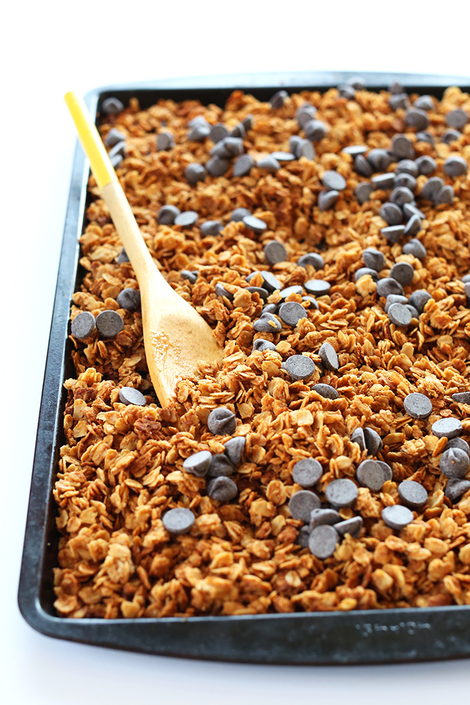 Peanut Butter Chocolate Chip Granola! 6 ingredients, super peanut buttery and perfectly salty-sweet! #vegan #chocolate #glutenfree