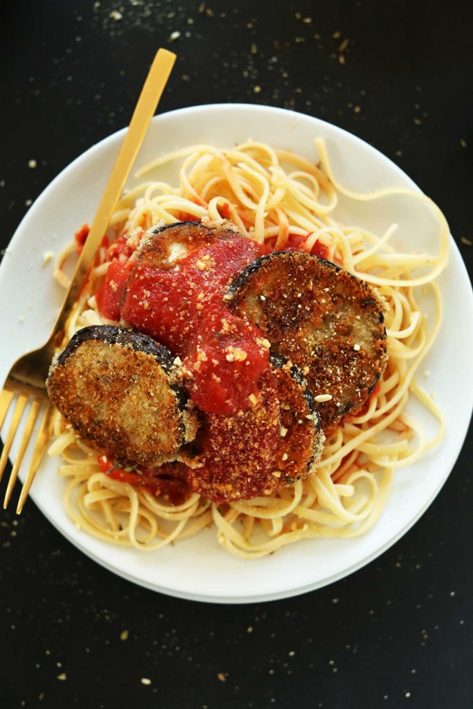AMAZING Vegan Eggplant Parmesan Pasta! Crispy, delicious, perfect on top of your favorite pasta #vegan