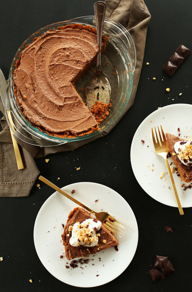 7 ingredient Vegan Chocolate Peanut Butter MOUSSE PIE! oh ma gosh so DELICIOUS, creamy and THICK! #vegan #chocolate #peanutbutter