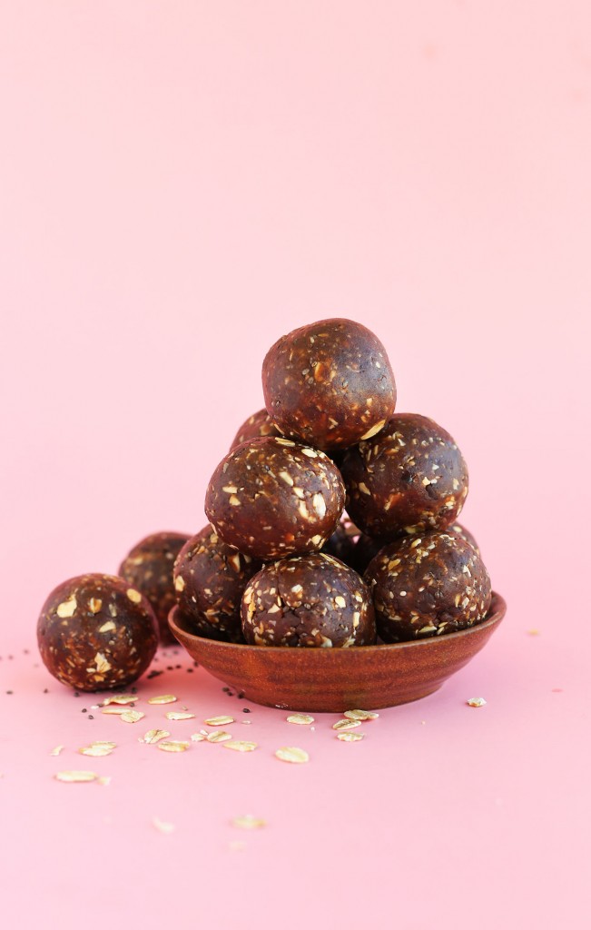 EASY 5 Ingredient Peanut Butter Cup Chia Seed Energy Bites! #vegan #glutenfree #chocolate